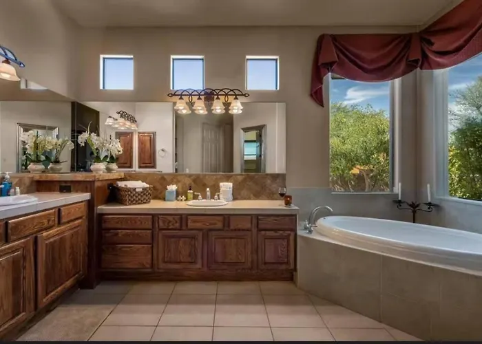 Desert Calm - North Four Bedroom Pool And Holiday home *